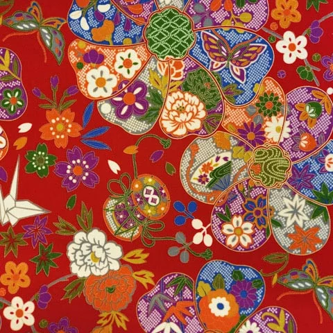 Tissu japonais rouge motif patchwork de grandes fleurs, origami, papillon et tambourin