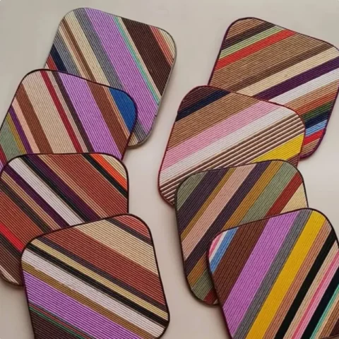 Dessous de verre carrés multicolores en papier cartonné