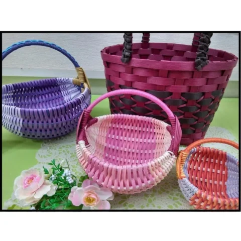 Panier tressé posés sur une table fleurie