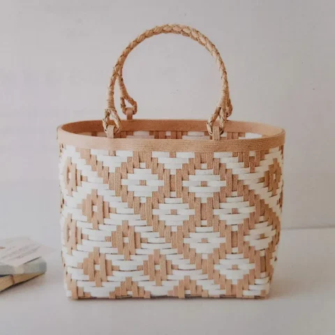 Sac tressé avec du papier cartonné beige et blanc